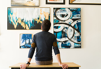 ein Matt betrachtet Fine Art Drucke in einer Galerie