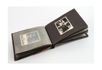 Fotoabzüge scannen Ein altes Fotoalbum soll gescant werden